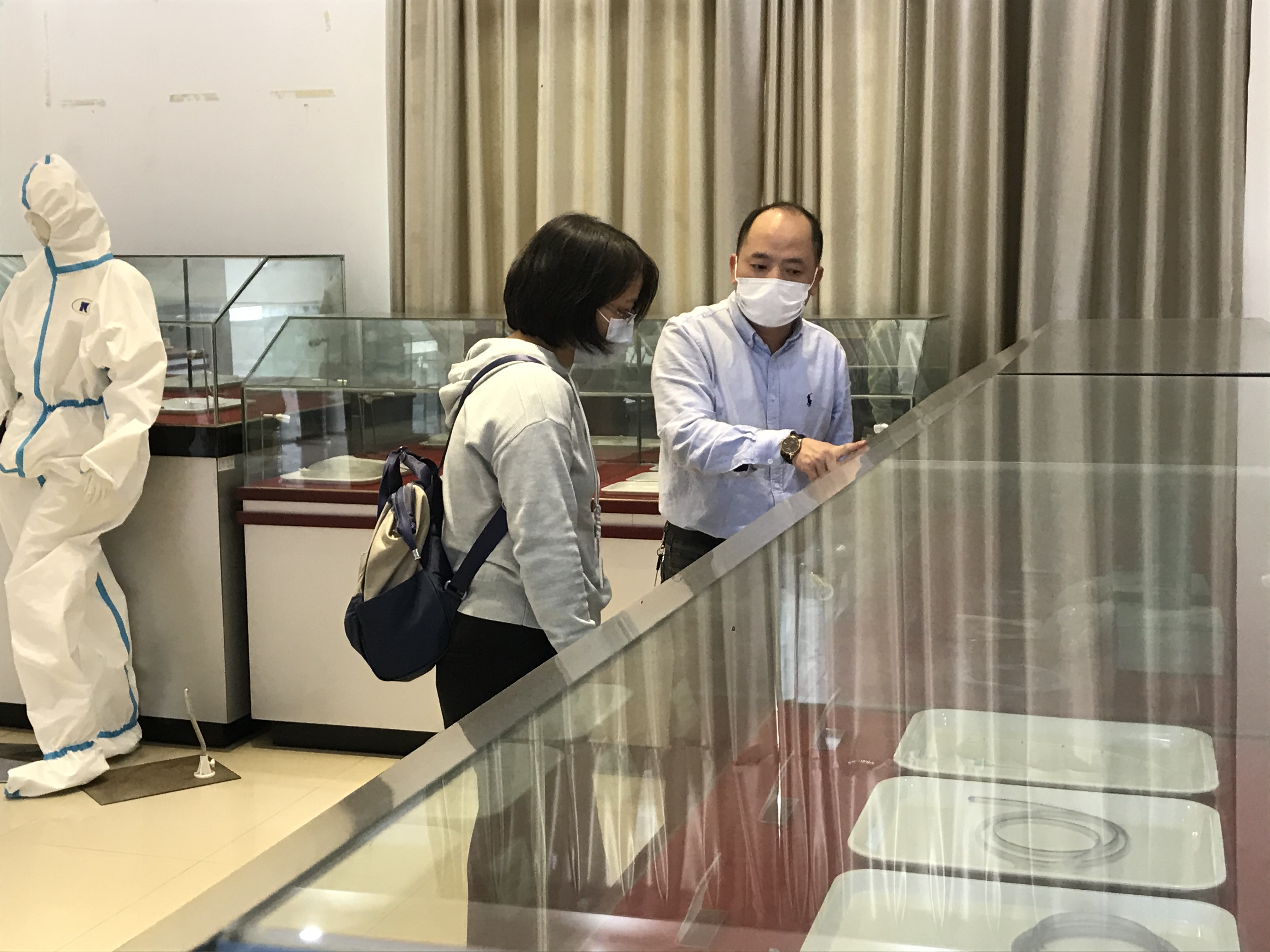 国家药监局人事司郑彦棠主任今天下午来我们公司调研看医用防护服生产情况